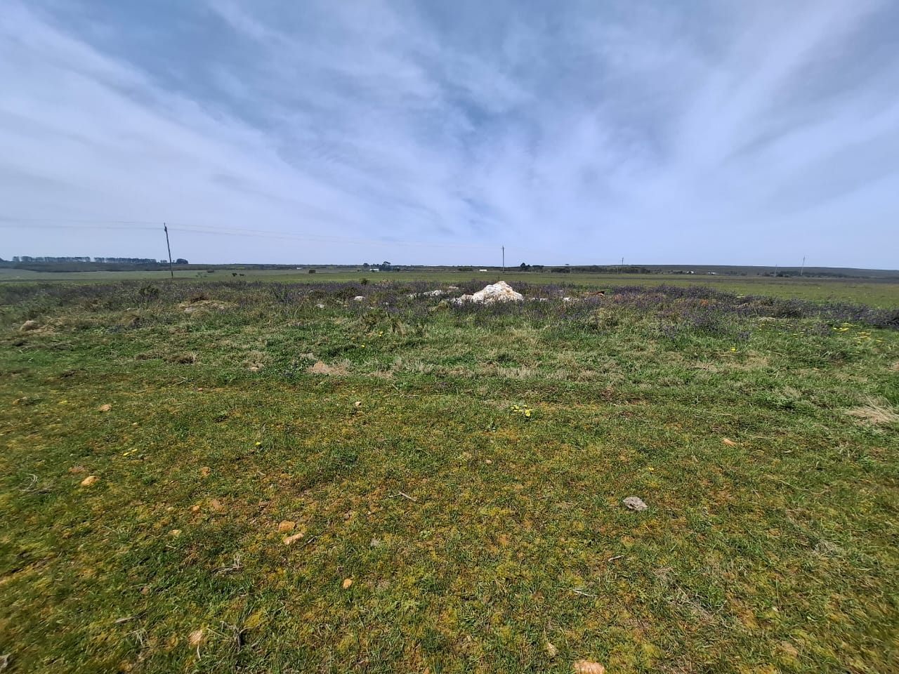 Das unbebaute Land unter dem weiten Himmel des Overberg