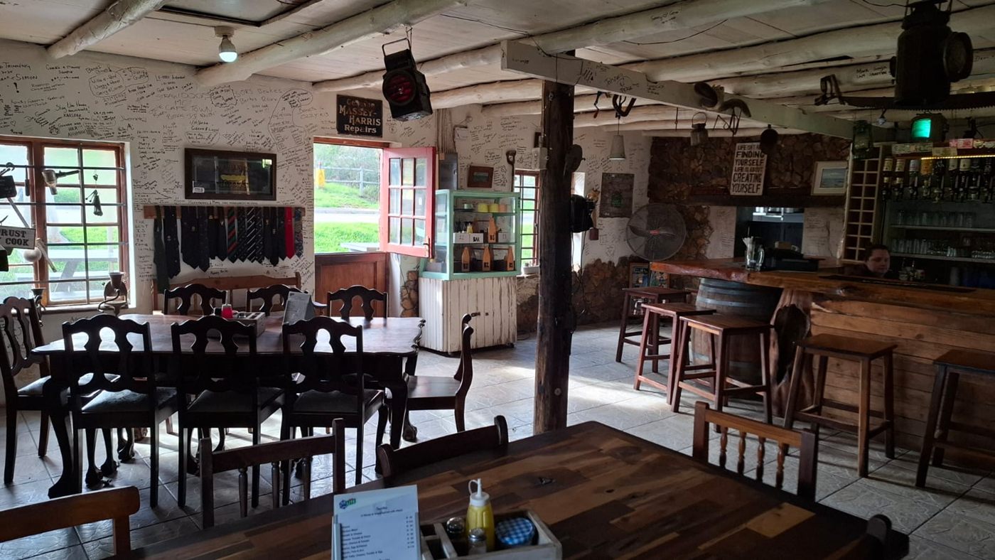 Der Essbereich mit Blick zur Bar, Fenster zum Garten