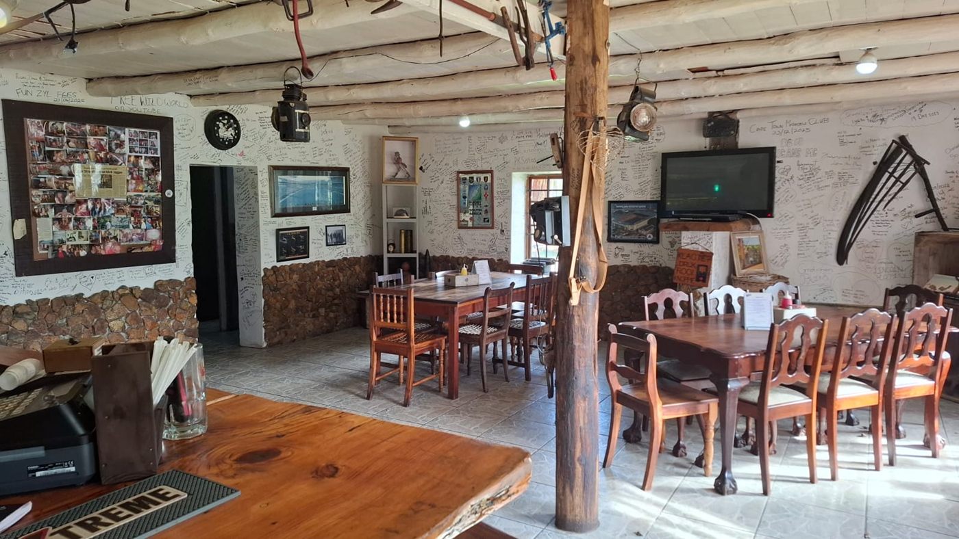 Der Restaurantraum, Holztische und Stühle unter der Balkendecke